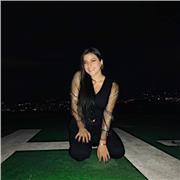 Estudiante de psicología, ayudo a niños pequeños com sus tareas de artistica